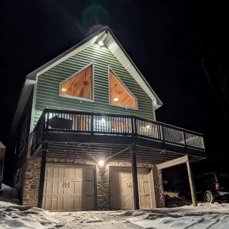 Charming, cozy, rustic Chalet.. Hollywood Hills, OLD FORGE, NY