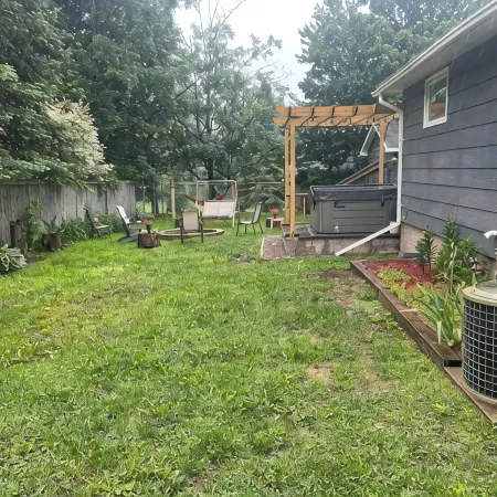 Cozy bungalow in Marquette w/ hot tub. Minutes from Lake Superior and downtown.