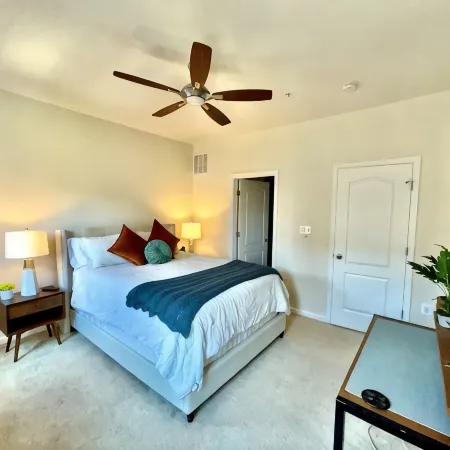 Charming DC Townhome with 3 Private Bedroom Suites Отели рядом с достопримечательностью «Беннинг-роуд»