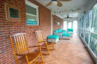 Colonial style 5BR/5BA home tucked in a private, wooded setting w/pool & hot tub - 4つ星