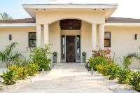 The Breakwater- Heated Pool with Swim up Bar on Sandy, Secluded Beach! - Vila