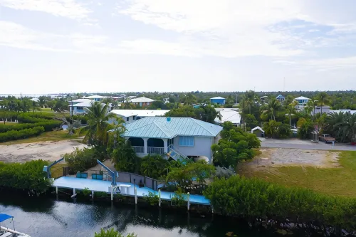 New listing 3bd/2bt Sleeps 8 "Sunset Paradise Villa" on canal Big Pine Key - Wifi