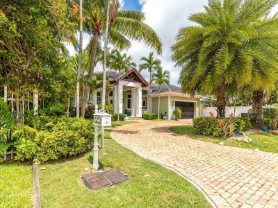 PACK YOUR BAGS FOR THE ATLANTIC BEACH HOUSE WHERE YOU CAN HAVE IT ALL !