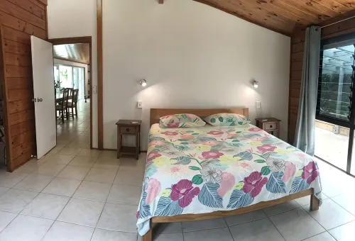 寬敞家庭寧靜山坡地段度假屋，享有太平洋景觀