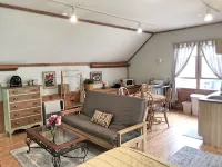Sunny studio apartment close to downtown - 4-Star
