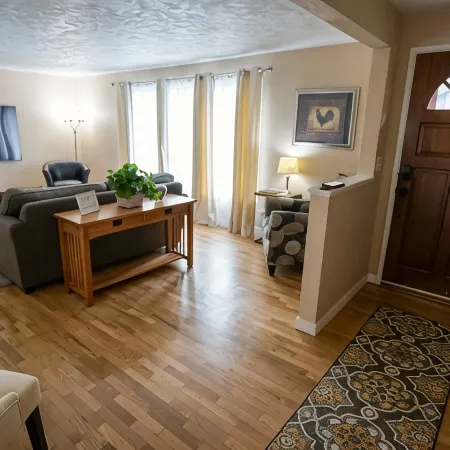 Newly remodeled cozy home with large yard. Close to U of O, Autzen, and Oakway.