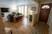 Newly remodeled cozy home with large yard. Close to U of O, Autzen, and Oakway. - 4-Star