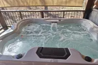 🏡 Luxury Couples Cabin in Hochatown w/Hot Tub, Outdoor TV & Fireplace, 2 TVs - 4-Star