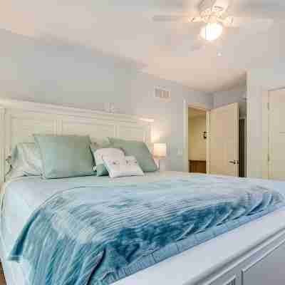 Luxury Beach House-6 Bedrooms, Game Room, Yard, Fire Pit-Walk to Beach & Town Rooms