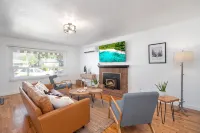 Modern Bliss: Chic Retreat w/ Stylish Amenities, Ideal for Vacation & Family Fun - 3-Star