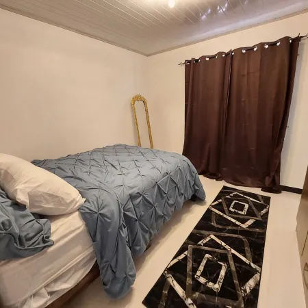 Cozy 2-bedroom apartment in central location with WiFi, AC