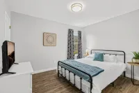 Modern home w/ garage, big yard, pool 4 mins away! - Homestays