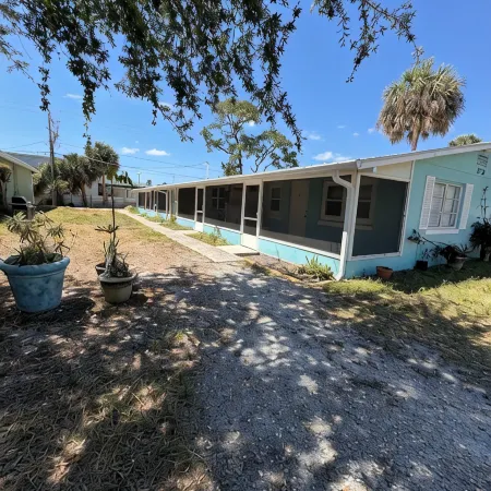 875 Oasis #4 Location!