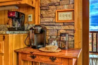 Summit-Level Luxury: Views, Hot Tub, Games and 15 minutes to town! - Jacuzzi