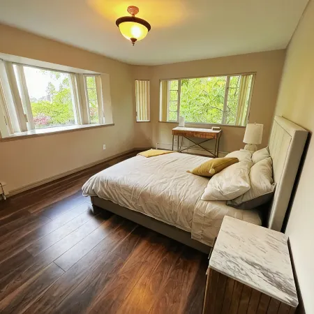 UBC trailhead villa ,beaches in10 minuteswalk,local boutique restaurant 5minutes