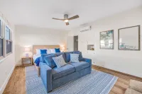 Beachside Retreat: Large Studio with AC 2 Blocks to Beach - Apartemen
