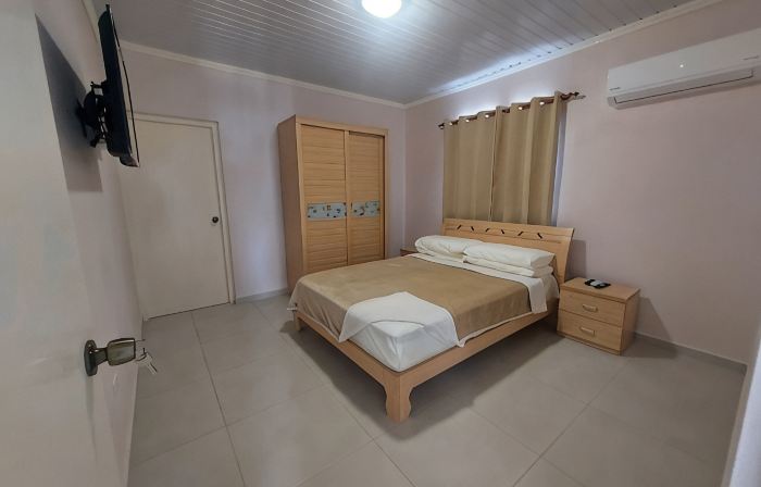 Romantic House with Spacious Hot Tub Spa, Family/Pet friendly and Free Parking