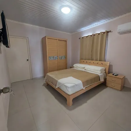 Romantic House with Spacious Hot Tub Spa, Family/Pet friendly and Free Parking