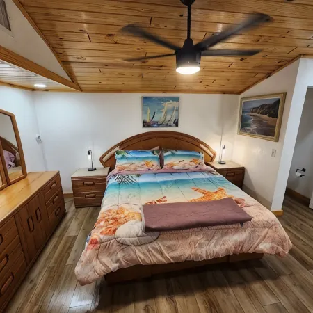 Shadow's Oasis, Tropical Cozy 2/2 w/ Pool, Sundeck & Fishing in your own space!