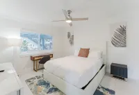 Serene Waterfront 2BR 2BA with Intracoastal Views, Pool, Balcony, Parking - Bungalows
