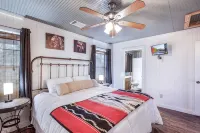El Castell on the Llano River [Cabins C + D] - Chalets