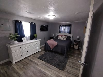 1 bed1 bath house, less than 1mile to Union Hospital
