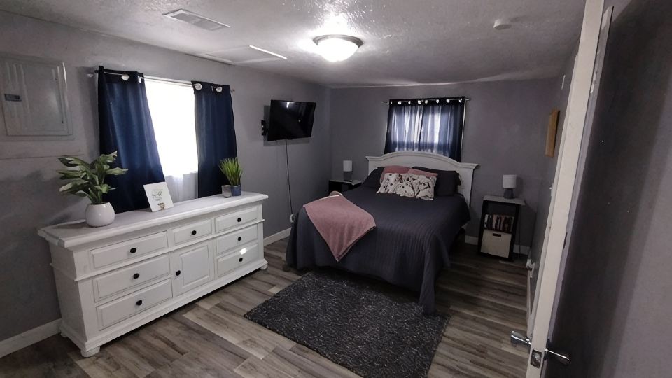 1 bed1 bath house, less than 1mile to Union Hospital