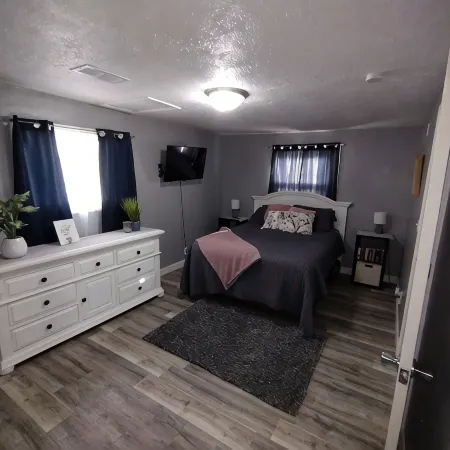1 bed1 bath house, less than 1mile to Union Hospital