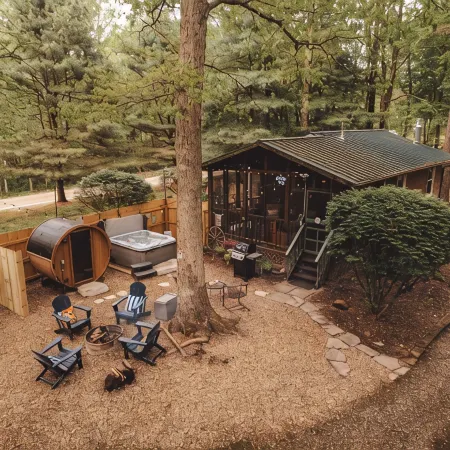 Luxury Cozy cabin with hot tub/ sauna/ Wifi/ close to rock house in Laurelville