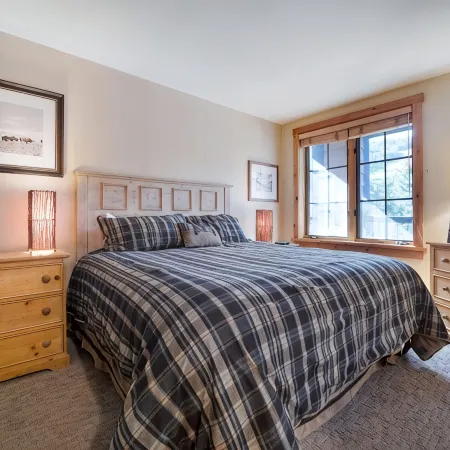 Slope Views, Cozy 2 King Beds, Pinball, Short 5 minute Walk to Everything!