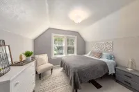 Experience Caldwell Charm/Visit the Wineries at this Historic 4 bdrm House+ WiFi