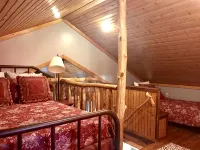 Mountaintop View 1.5 miles from downtown. Hot Tub, WiFi, Fireplace - balcony