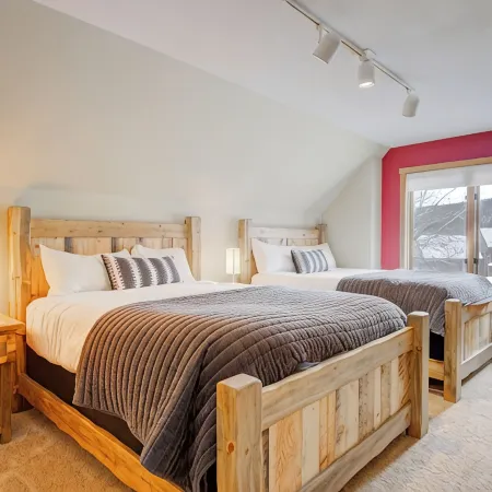 Private Hot Tub! Pool Table, Mountain Views, Ski Shuttle Close by!