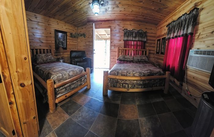 Little cabin in the heart of the Kiamichi Mountains 33 miles from Hochatown, OK
