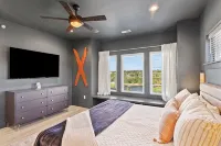 Majestic · Lux Lake View Retreat Sleeps 12, Theater, Hot Tub - 4 Yıldız