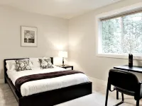 Spacious, family friendly, great for hosting w/ large island, quite & peaceful! Hotels in Sammamish