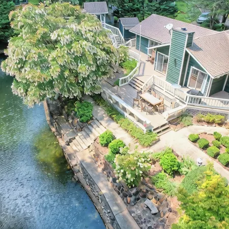 Amazing Spacious & Cozy Lake House on Lake Burton w/ Boat Access! Dog Friendly!