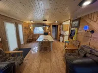 娛樂木屋: 同一面牆上配有8台大屏電視。非常適合小型團體 - 小木屋