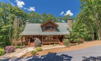 Luxury Log Cabin + Hot Tub + Mins to Downtown Dahlonega