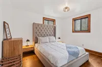Poconos Retreat with Hot Tub, Fire Pit & Game Room - 4 stjerner