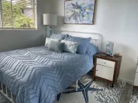 Afforable & quaint upstairs 2Bedroom 1Bath apartment with lanai and Ocean views - 2-Star