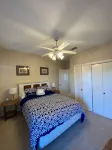 Roomy 4 bedroom 4 bathroom house on a 5 acre pond less than a mile from Texoma - balcony