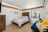 Boho-Ranch Retreat in Hip East Austin w Hot Tub and Cowgirl pool. - Private Pools