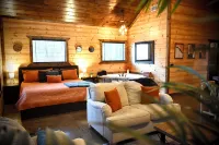 Couples Getaway-Romantic Bathtub/Outdoor Fire Pit - 4-Star