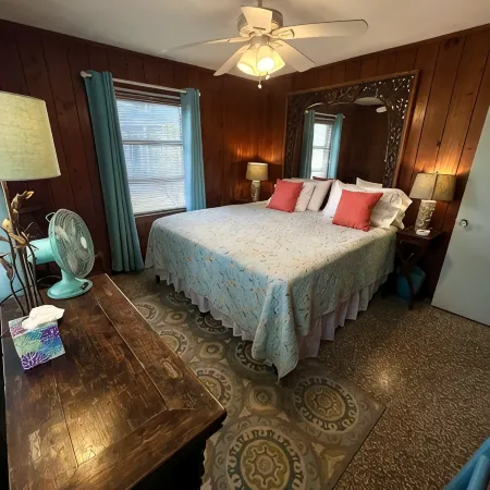 SOUTH BEACH & PARK Just Steps Away • STARFISH COTTAGE • Cute Cozy Vero Beach