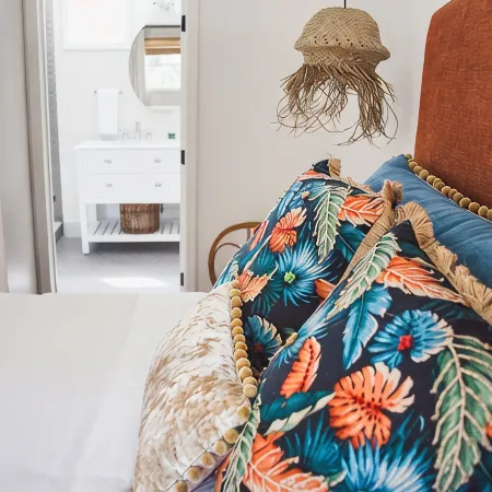 WALK to restaurants, lighthouse and shops! Charming cottage, cozy & bright!