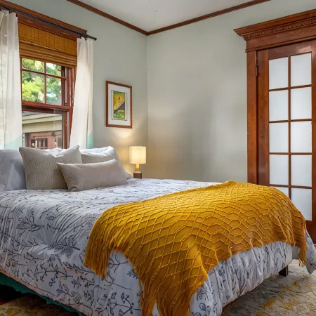 Cozy & Spacious home next to Gorgeous City Park - Outdoor Dining, Hot Tub & Gym!