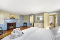 Robert Manning Place•Historic 1824 Salem Home with Parking•Walk to Downtown - Kitchenette