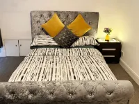 Luxury 2 Bedroom Entire Flat - Self Check in & Check Out - Apartments