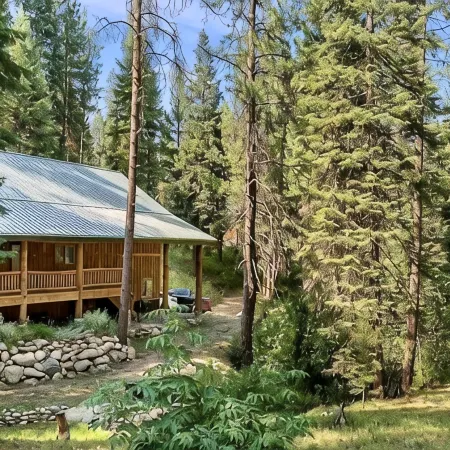 Cutthroat Cabin: Large cabin with creek, 5 min. to Terrace Lakes for golf